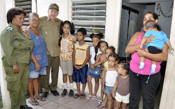 El Presidente de los Consejos de Estado y de Ministros de la Repblica de Cuba, Ral Castro, con la familia de Dayami y Diosdelvis