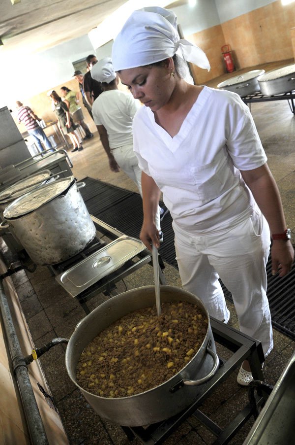 Interna de la Prisión de Mujeres de La Habana La elaboración de los alimentos es una actividad que realizan las internas, lo que asegura su calidad.
