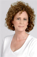 A head shot of filmmaker Suzanne Wasserman, smiling for the camera.