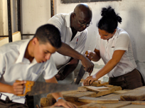 Estudiantes de las escuelas de oficio realizan labores de carpintera