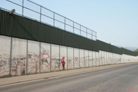 Muro que divide a los barrios catlicos y protestante en Belfast