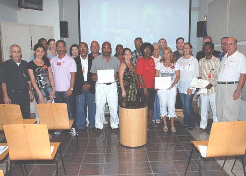 Recent graduates of an introductory journalism course pose with their diplomas. November 24, 2009.
