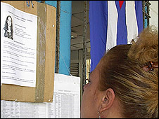 Mujer cubana estudiando la biografa de un candidato (Foto Raquel Perez).