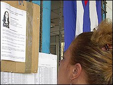 Mujer cubana estudiando la biografía de un candidato (Foto Raquel Perez).