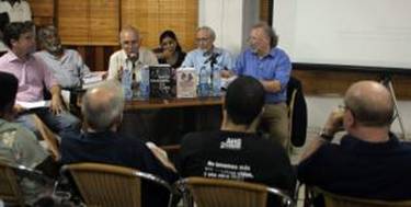 Los investigadores cubanos Elier Ramrez Caedo (i) y Esteban Morales Domnguez (2-i), autores del libro De la controntacin a los intentos de normalizacin junto a los estadounidenses Peter Kornbluh (d) y William M. LeoGrande (2-d) autores del libro Back Channel to Cuba . EFE