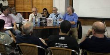 Los investigadores cubanos Elier Ramírez Cañedo (i) y Esteban Morales Domínguez (2-i), autores del libro “De la controntación a los intentos de ‘normalización’ junto a los estadounidenses Peter Kornbluh (d) y William M. LeoGrande (2-d) autores del libro “Back Channel to Cuba” . EFE