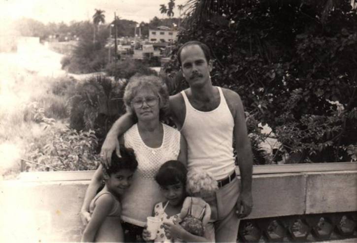 Junto a su madre y sus dos sobrinas en marzo de 1992.