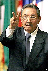 Raúl Castro hace la "v" de la victoria