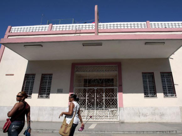 El templo de la Iglesia Evanglica Pentecostal, ubicado en Infanta y Santa Marta, en Centro Habana. Foto: Ismael Francisco