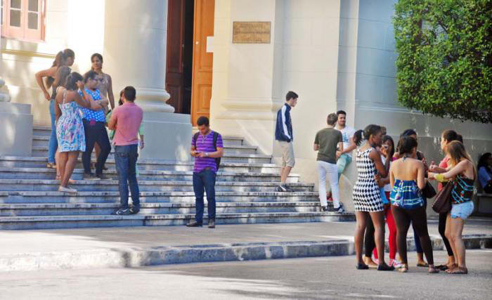 Jvenes capitalinos opinan sobre la Revolucin cubana en Universidad de La Habana.