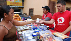 Imagen de las compras de alimentos en un mercado venezolano