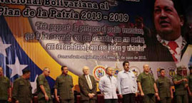 El vicepresidente Ejecutivo de Venezuela, Nicols Maduro (cuarto de derecha a izquierda) en el acto de entrega de las propuestas de la FANB al Plan de la Patria 2013-2019. Foto: Prensa Presidencial