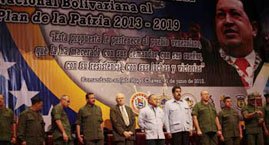 El vicepresidente Ejecutivo de Venezuela, Nicolás Maduro (cuarto de derecha a izquierda) en el acto de entrega de las propuestas de la FANB al Plan de la Patria 2013-2019. Foto: Prensa Presidencial