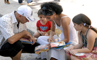 Familia cubana comparte libros.