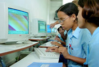 Imagen de los estudiantes en el laboratorio de computacin 
