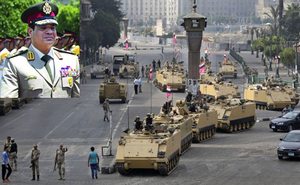 El general Al-Sisi insertado en el escenario de la plaza Tahrir, sellada por los blindados. 