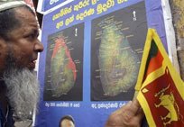 Un ciudadano ante un pster del gobierno con el mapa de Sri Lanka en 2005 y en la actualidad. Foto: AP