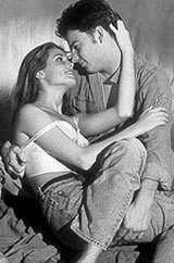 Pareja de enamorados acaricindose.