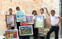 Los nios exhiben orgullosos sus dibujos.