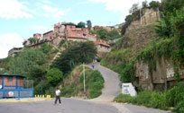 La Cidra se abre en las alturas de lo que fue una hermosa hacienda.