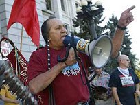 Indgenas americanos continun denunciando la violacin de sus derechos en manifestaciones en EE.UU. En la foto, Russel Means, histrico activista indgena