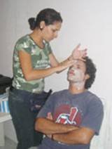 Yanai, la maquillista, prepara a Yadier antes de la grabacin.
