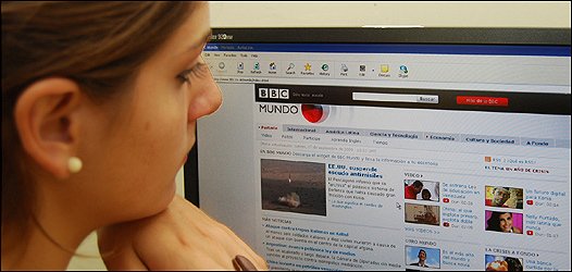 Virginia Gonzalez ve la pantalla de su computador (Foto: Raquel Prez)
