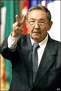 Ral Castro hace la "v" de la victoria