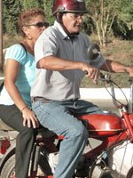 Pareja de adultos en un motor