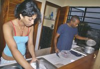 Pareja que comparte las tareas del hogar