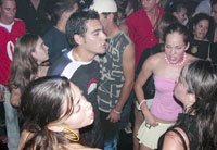 Grupo de jvenes bailando