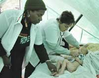 Miriam y Rosa (de izquierda a derecha), las doctoras que asistieron el parto de la ni�a paquistan� a quien su madre dio el nombre de Cuba.