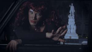 La Chupi (Alfredo Chang) en el personaje de una travesti vendedora de flores.