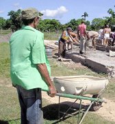 Personas trabajando en la zapata de una vivienda